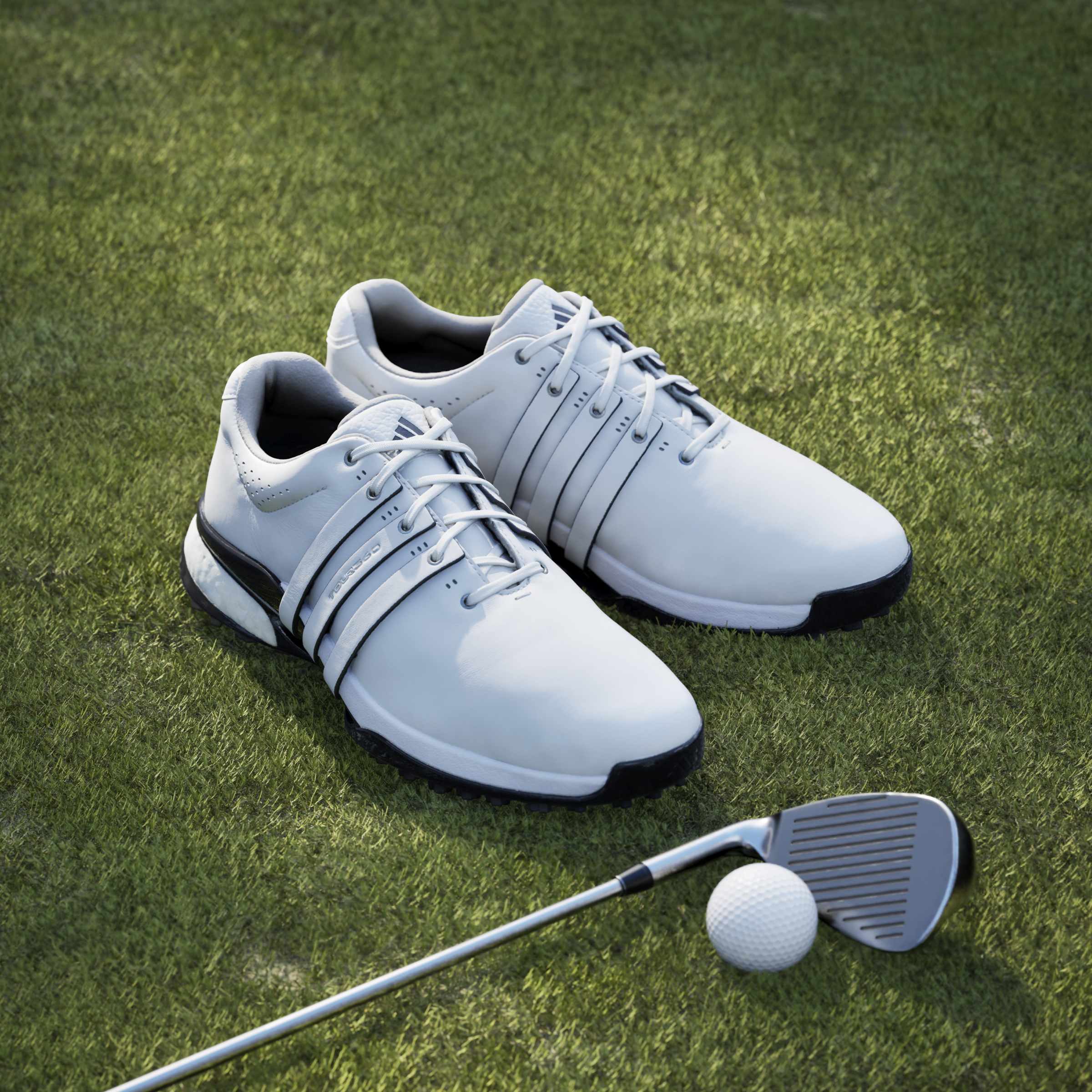 Pantofi golf Adidas TOUR360 25 SL Performance cu șireturi, design alb cu detalii Collegiate Navy și Lucid Red.
+3