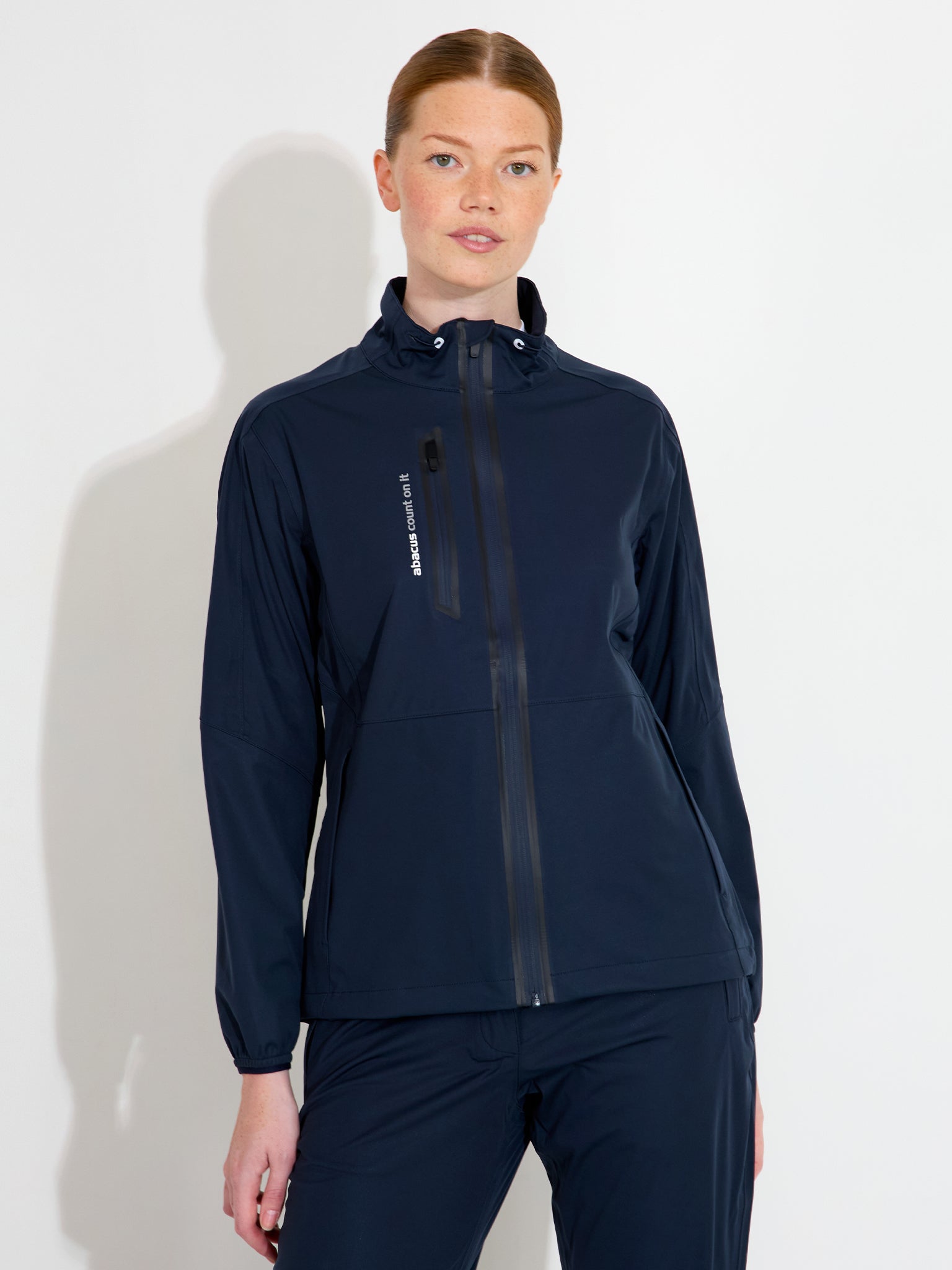 Geacă impermeabilă golf femei Abacus Bounce 2080 Navy – pe model