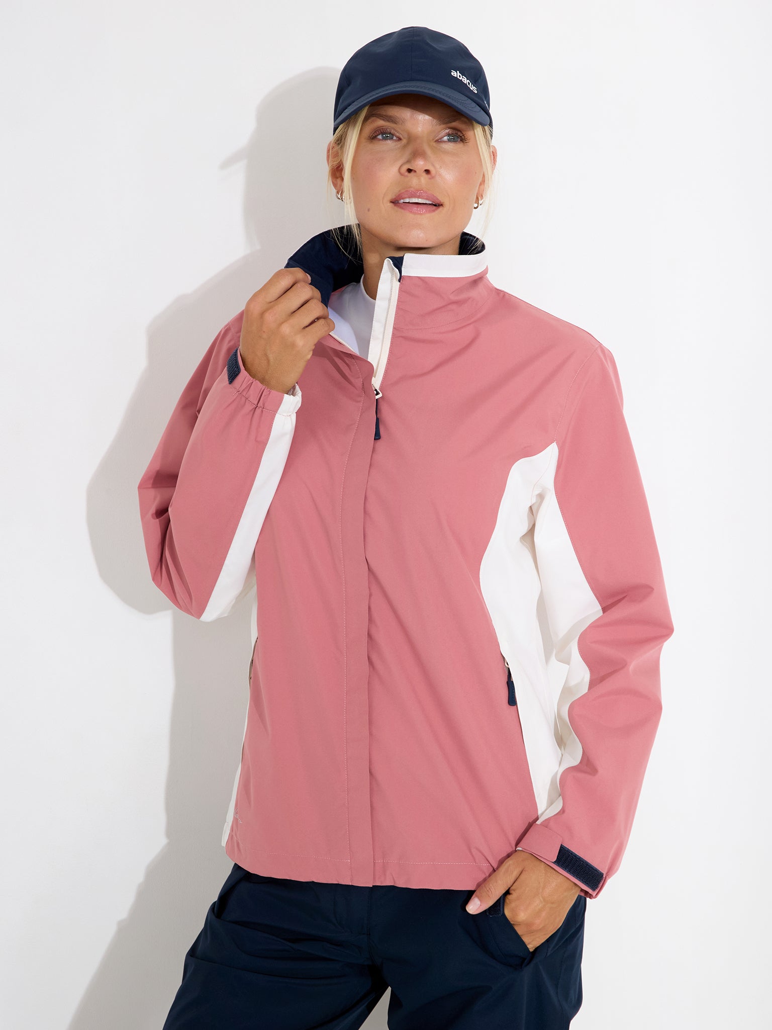 Geacă impermeabilă golf femei Abacus Links 2073 Dusty Rose – pe model