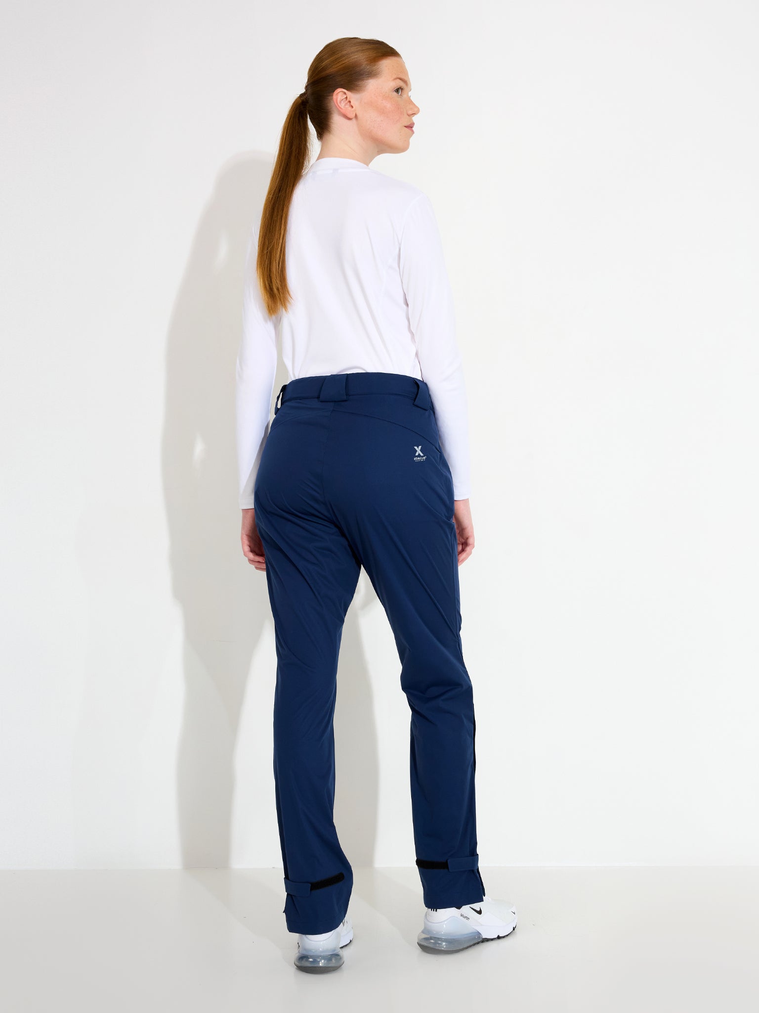 Pantaloni impermeabili golf femei Abacus Pitch 2058 Midnight Navy – pe model