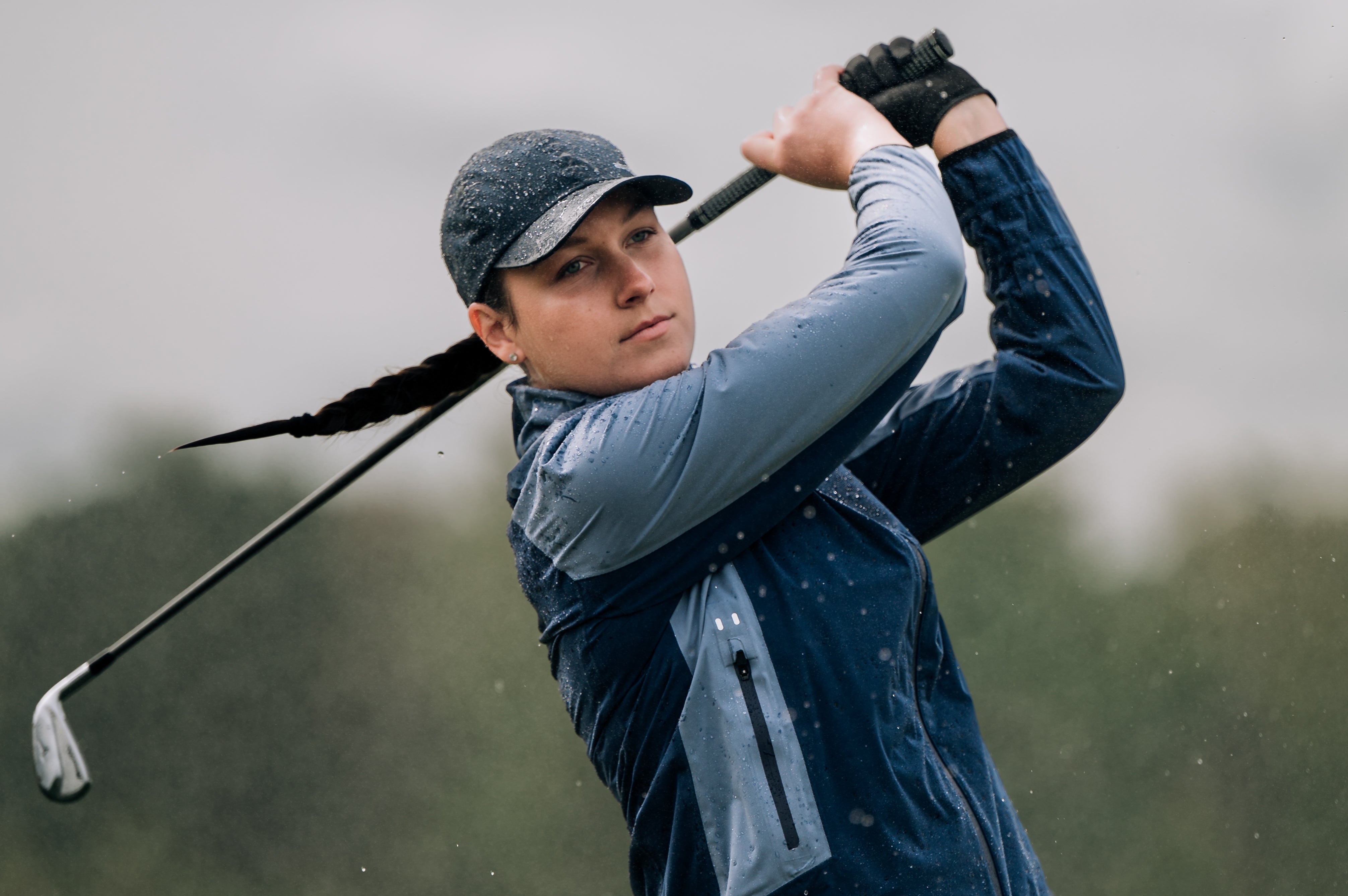 geaca impermeabila golf abacus pitch pe terenul de golf