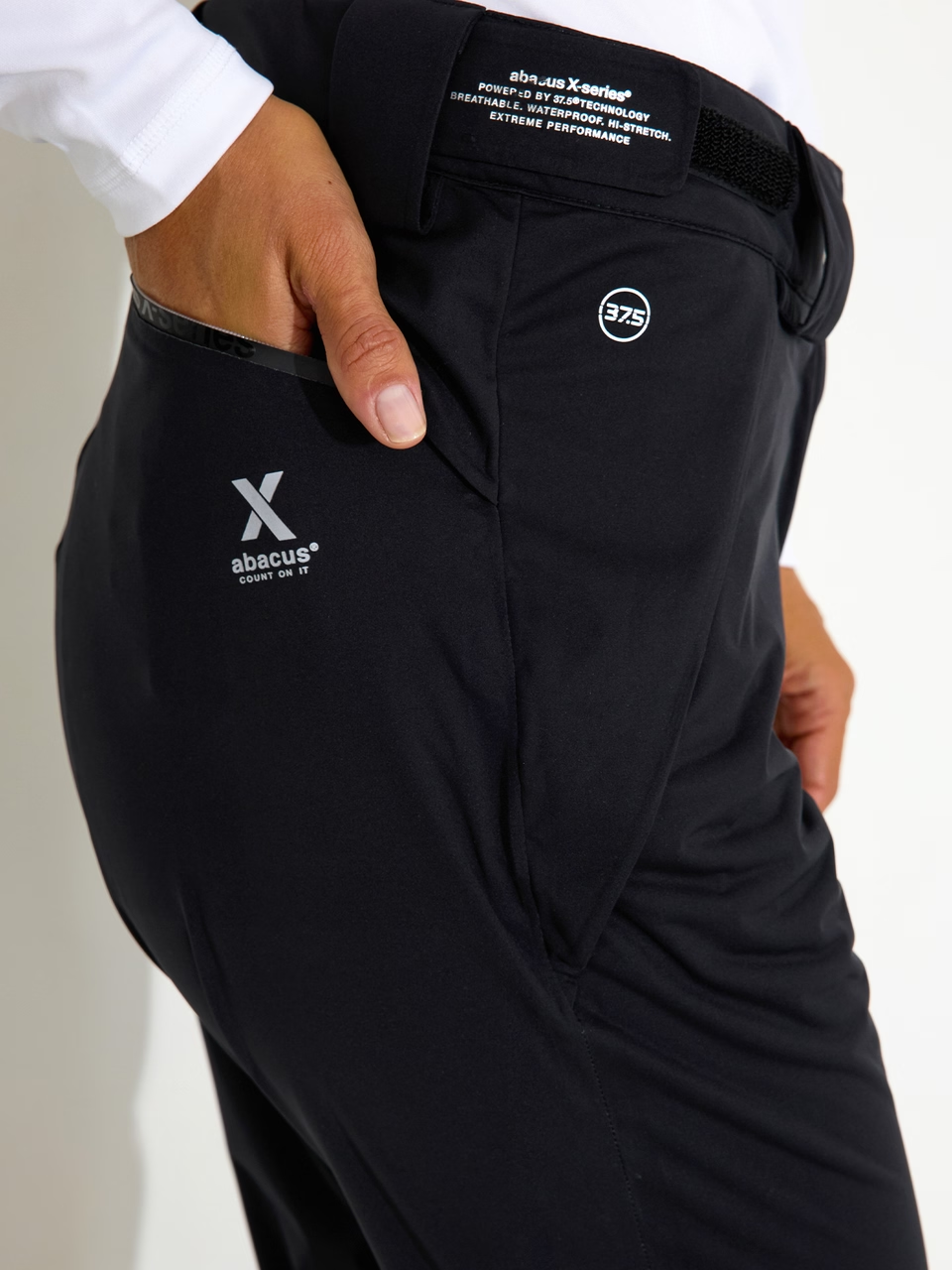 Pantaloni de golf pentru femeie din material elastic stretch si waterproof care asigura confort si libertate de miscare