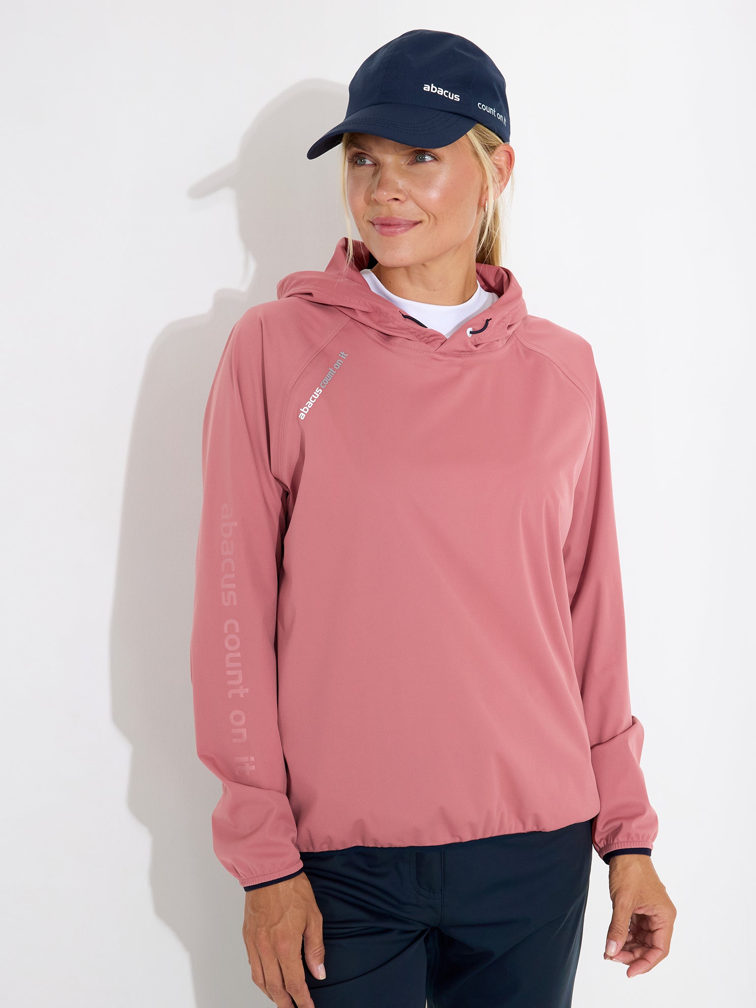 Hanorac impermeabil golf femei Abacus Bounce 2084 Dusty Rose – pe model