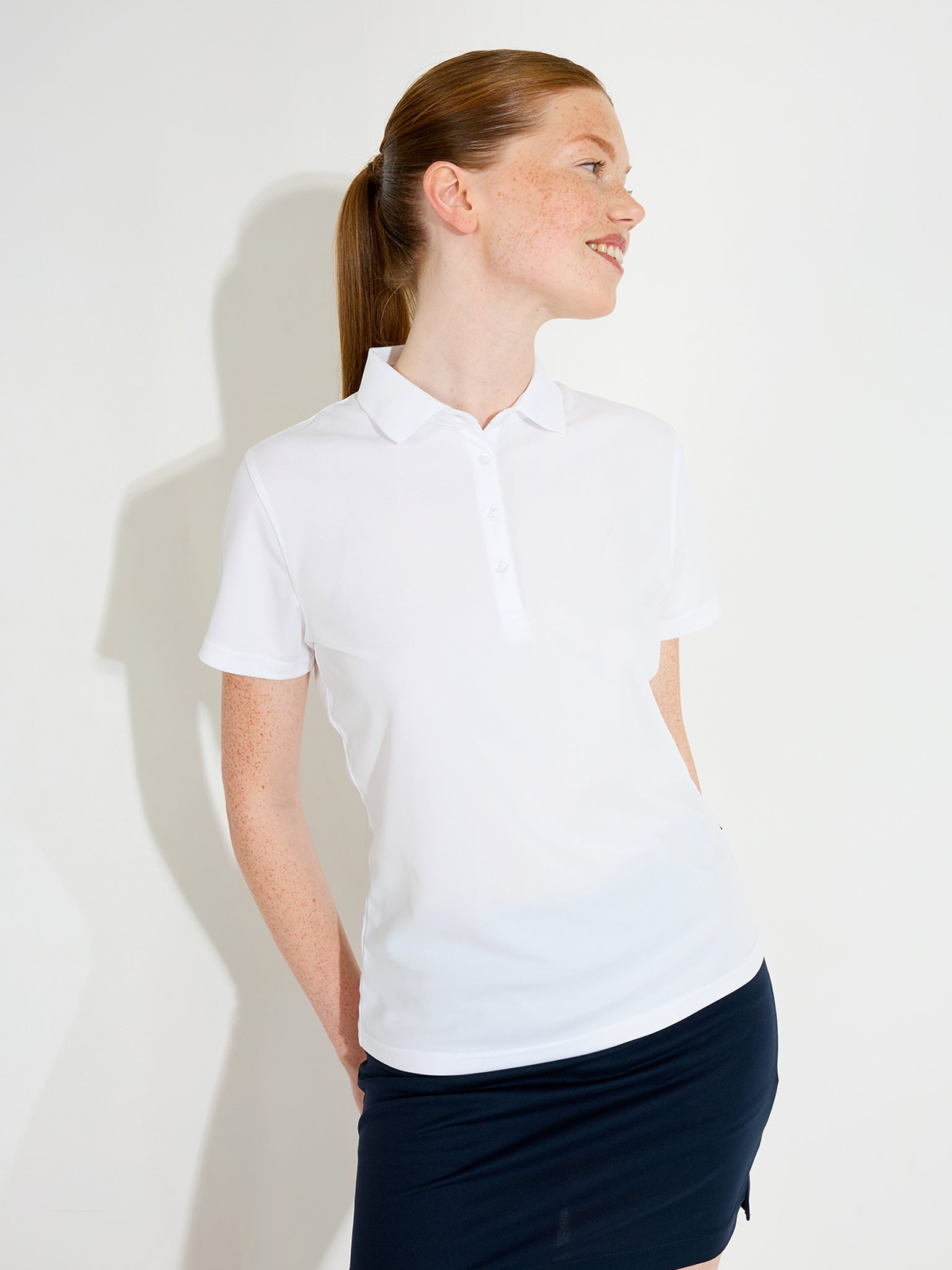 Tricou golf polo femei Abacus Cray DryCool 2724 Alb – pe model