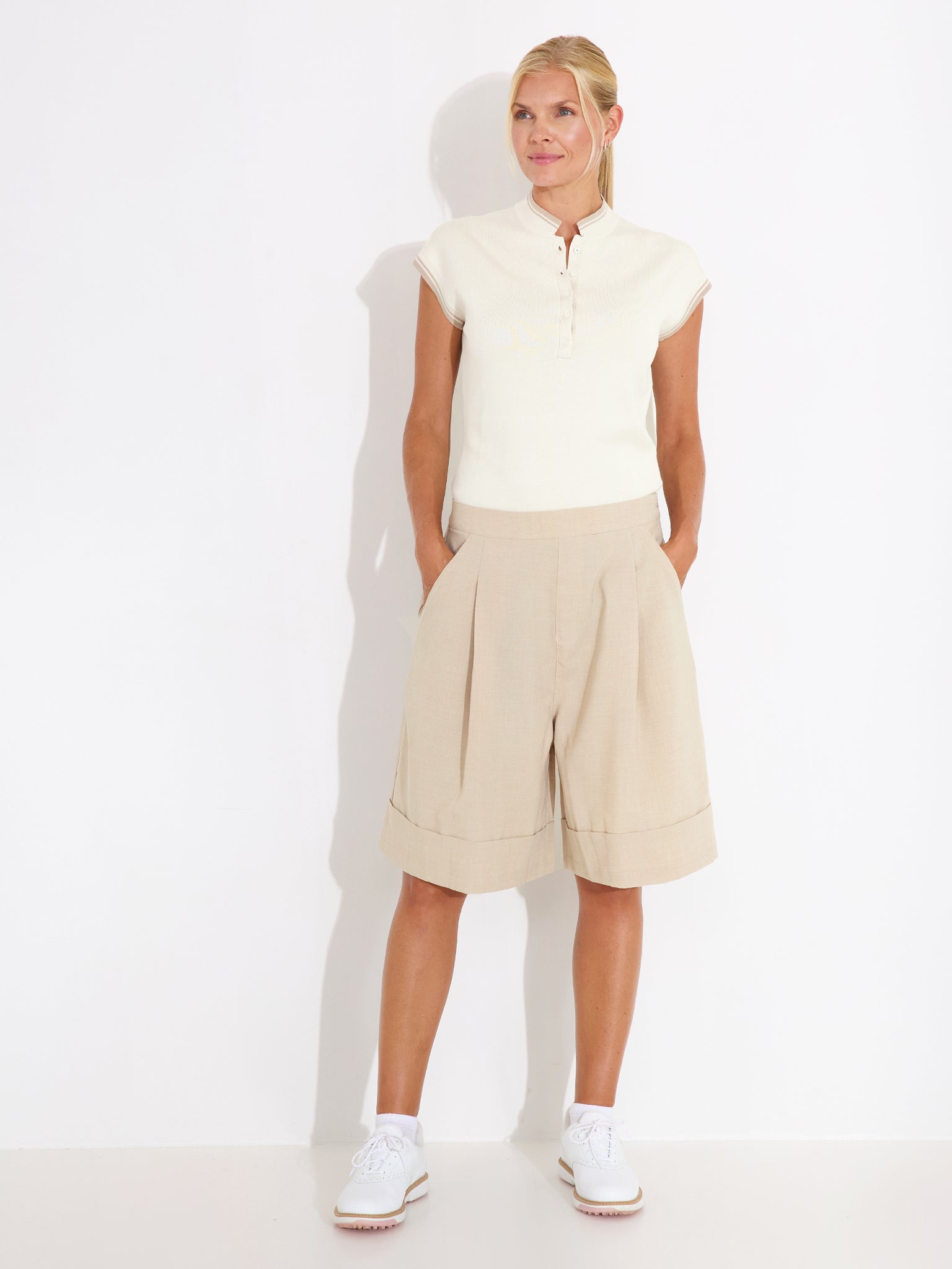 Pantaloni scurți golf femei Abacus Fortrose 2884 Lt Sand – pe model