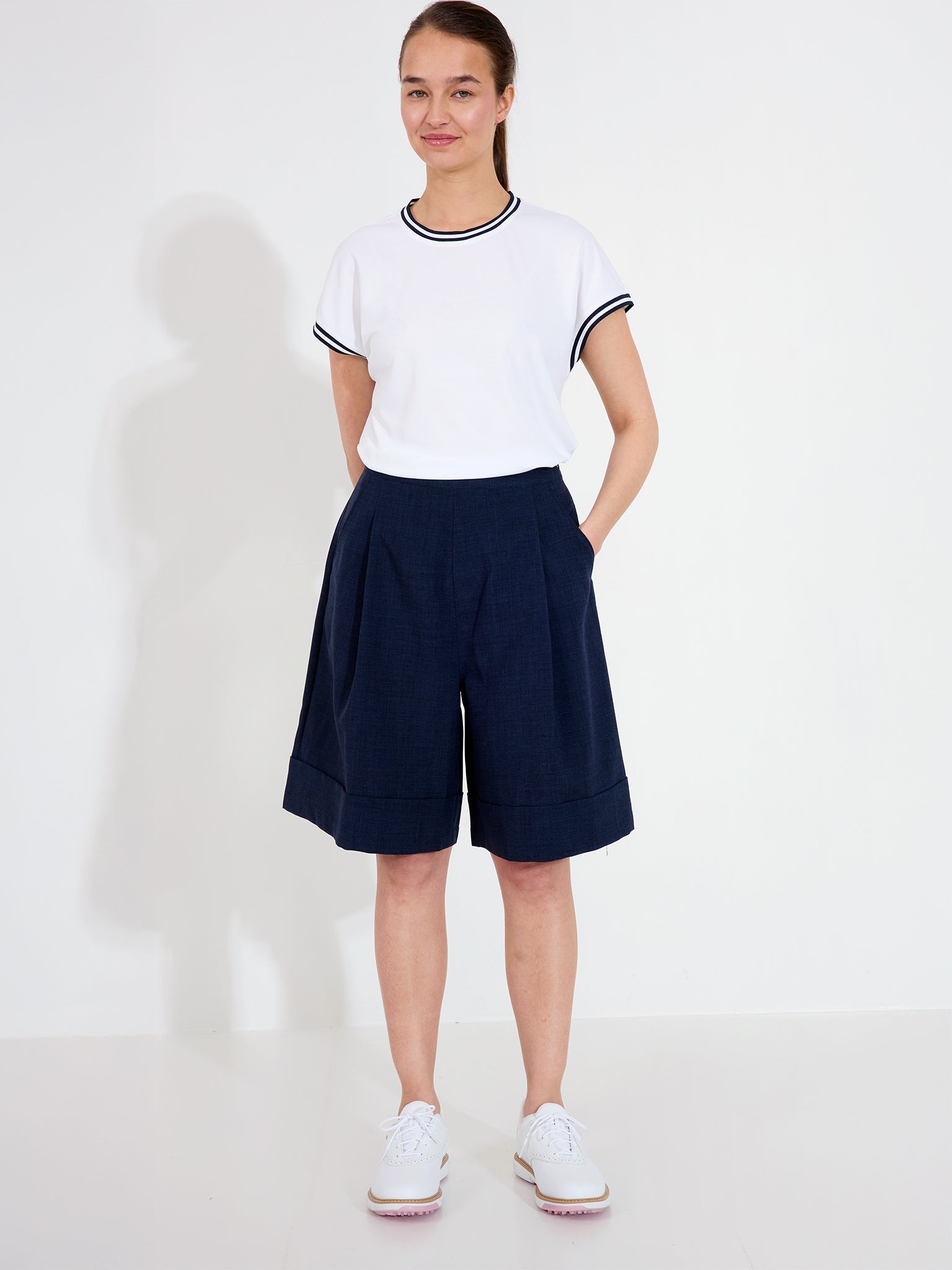 Pantaloni scurți golf femei Abacus Fortrose 2884 Navy – pe model