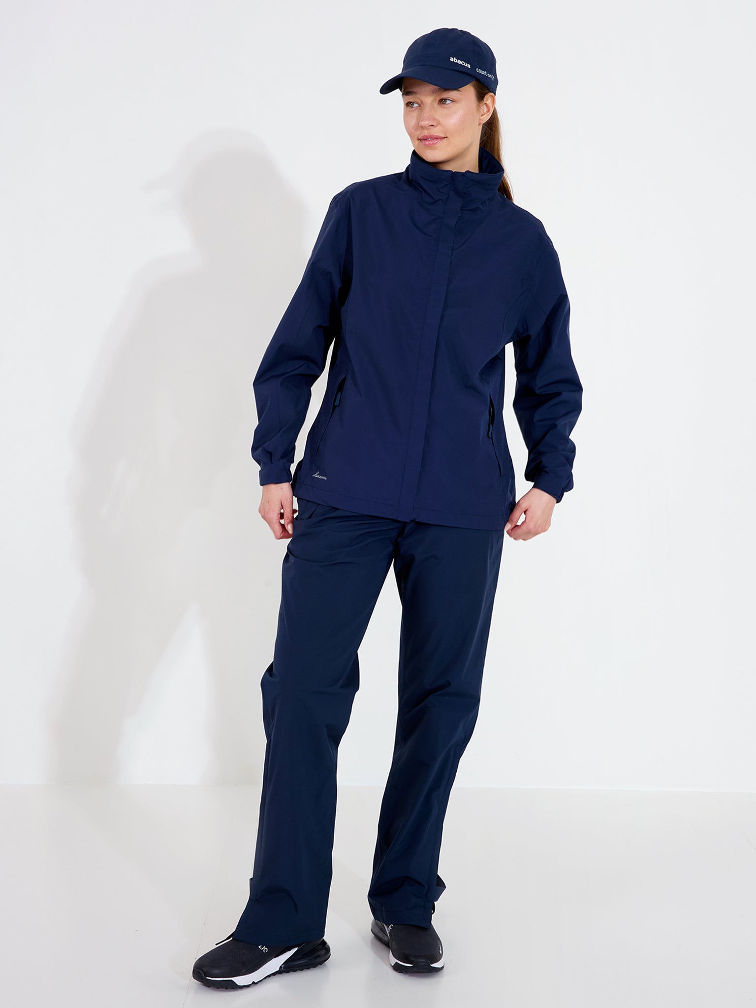 Geacă impermeabilă golf femei Abacus Links 2073 Navy – pe model