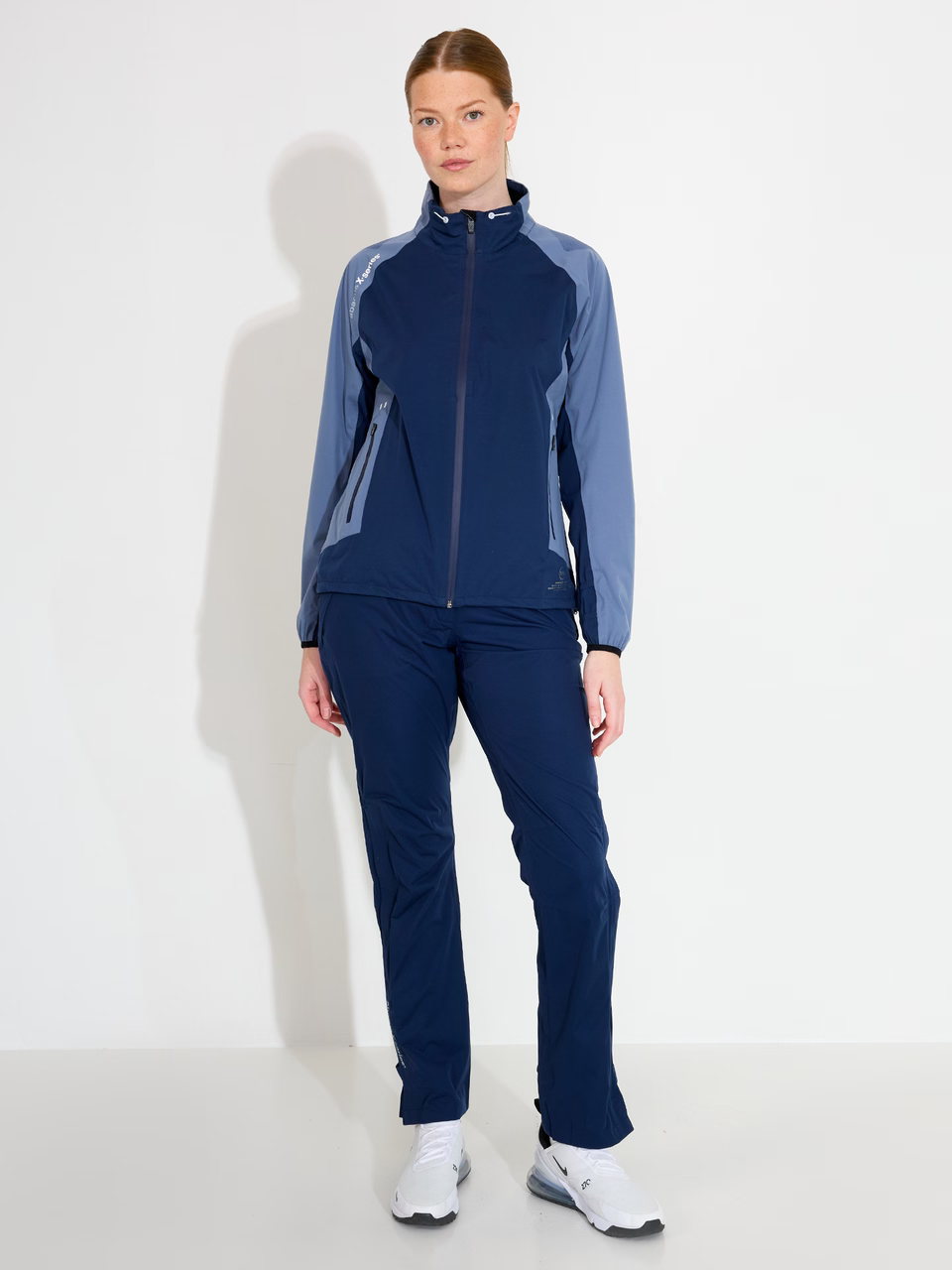 Geacă impermeabilă golf femei Abacus Pitch 2040 Dusty Blue – pe model spate